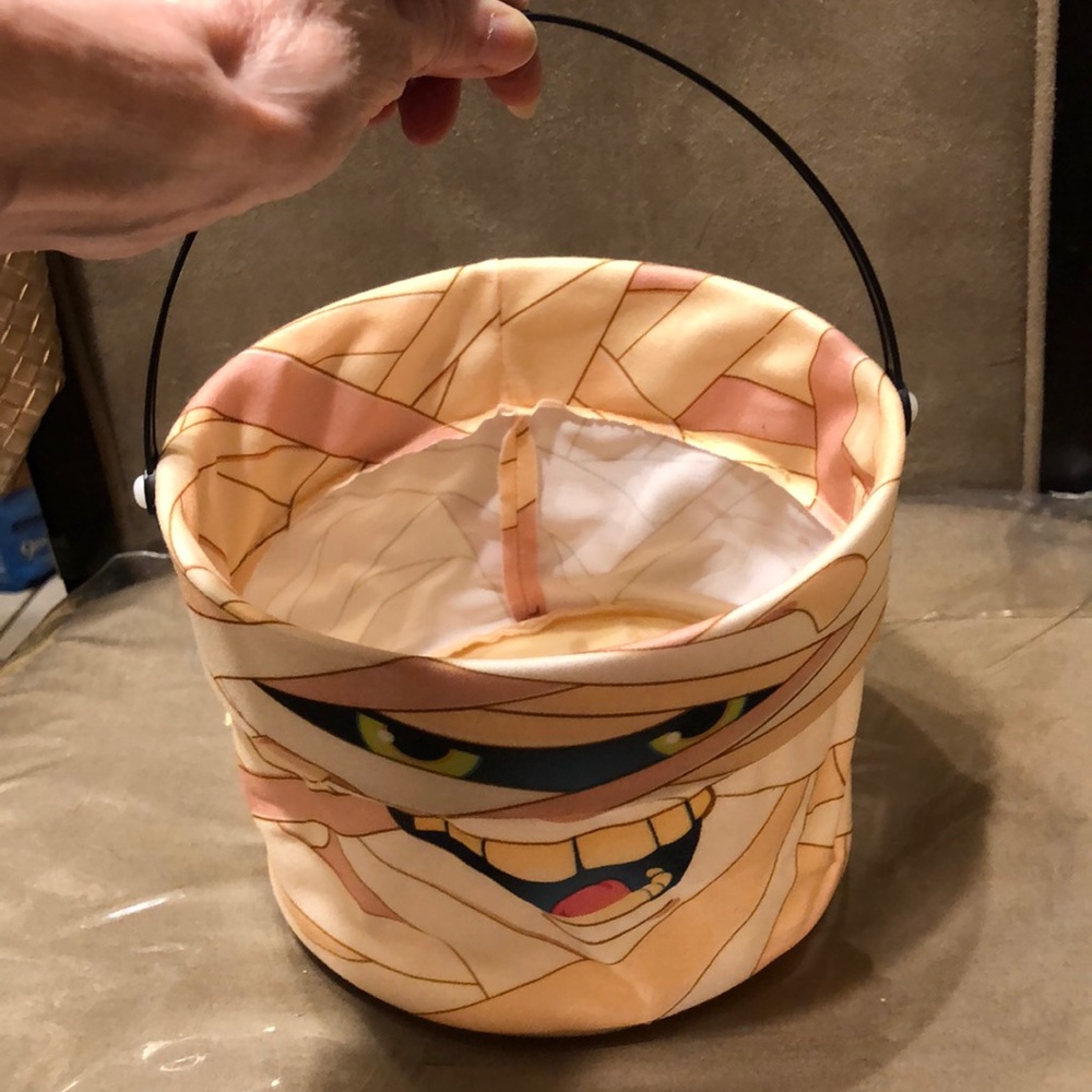 Adorable Kellogg’s Vintage Mummy Halloween Basket